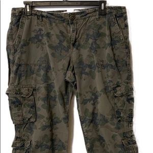Old Navy Low Rise Camo Capris Size 16